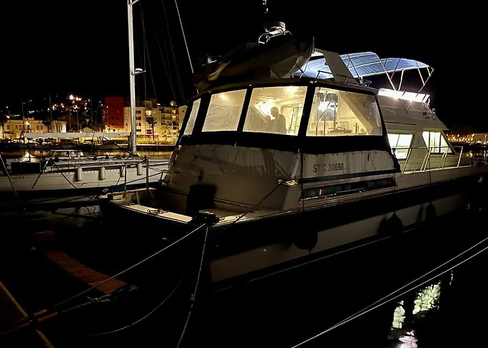 Navi Yacht A Sete, 2 A 8 Couchages, Privatif