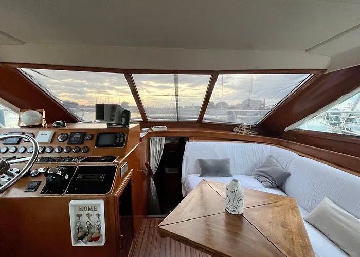 Navi Yacht A Sete, 2 A 8 Couchages, Privatif
