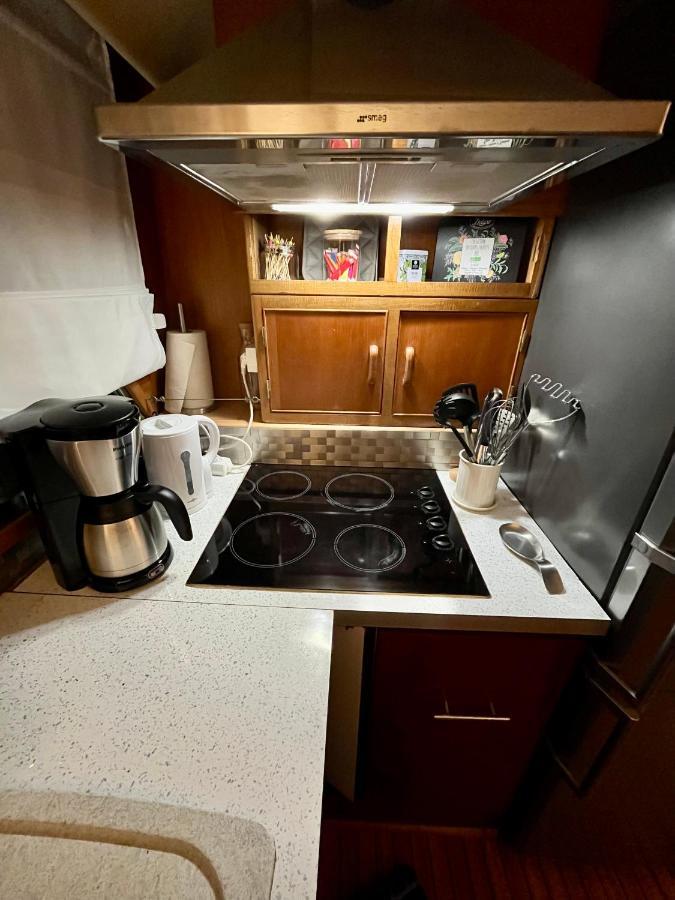 Navi Yacht A Sete, 2 A 8 Couchages, Privatif
