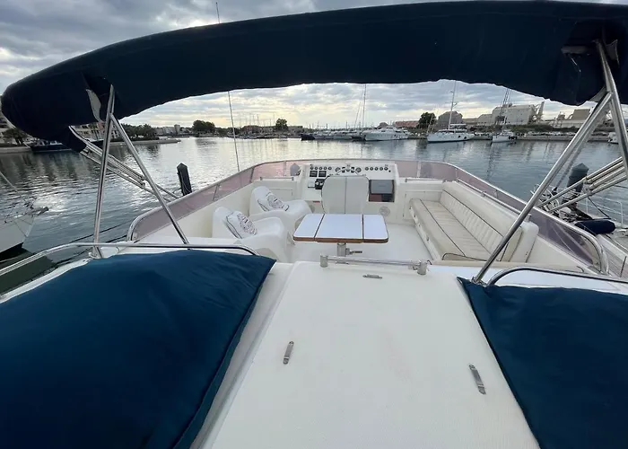 Navi Yacht A Sete, 2 A 8 Couchages, Privatif