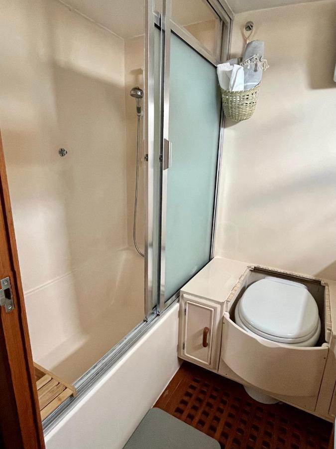 Navi Yacht A Sete, 2 A 8 Couchages, Privatif Botel *