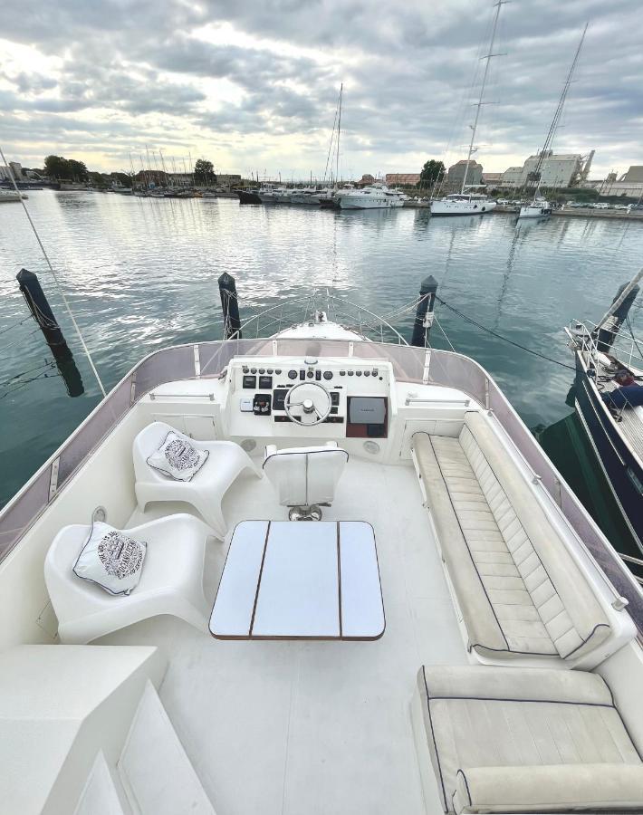 Navi Yacht A Sete, 2 A 8 Couchages, Privatif