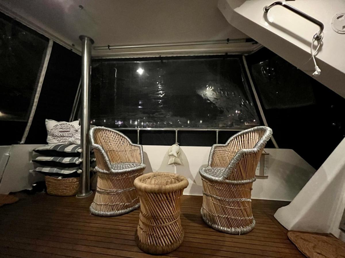 Navi Yacht A Sete, 2 A 8 Couchages, Privatif *