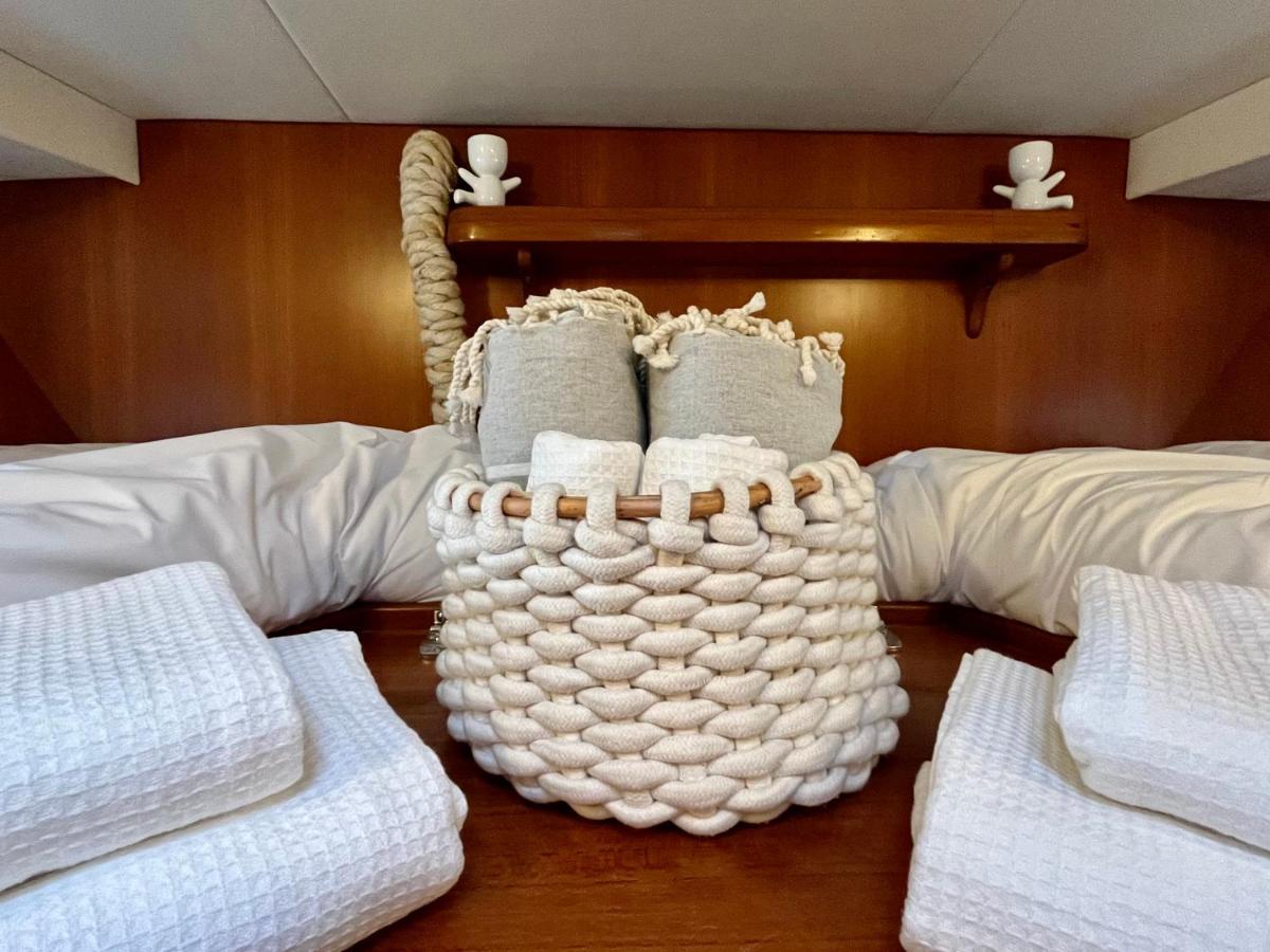 Navi Yacht A Sete, 2 A 8 Couchages, Privatif