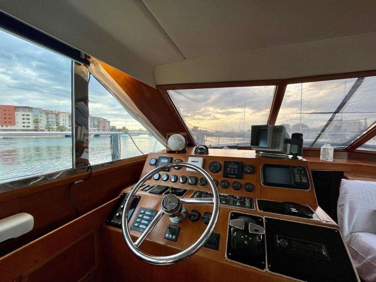 Navi Yacht A Sete, 2 A 8 Couchages, Privatif